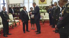 VIDEO: Premiér Babiš nabízel v Thajsku vojenskou techniku