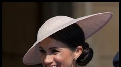 Trable vévodkyně Meghan: Na líbánkách málem přišla o kalhotky!