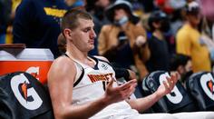 NBA potrestala hvězdu Jokiče. Ztráta nervů a strkanec ho budou stát miliony