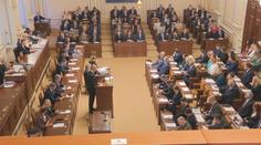 Platy politiků zmrazíme od ledna, tvrdí nová koalice. Odborníci jsou ale proti