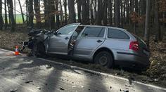 Těžká nehoda u Domažlic. Po srážce s náklaďákem je zraněná žena a dvě děti