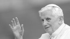 Zemřel bývalý papež Benedikt XVI. Den před smrtí ještě sloužil mši