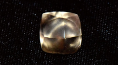 Holčička slavila narozeniny v národním parku. Našla diamant velký jako hrášek
