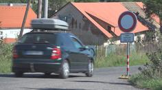 Zákazem vjezdu místo objížďky 30 kilometrů. Policie nic nezmůže