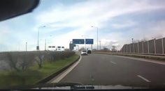 Včasný manévr mu zachránil život. Řidiče málem smetlo auto v protisměru