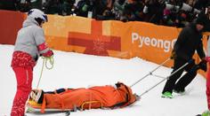 Snowboardista vyděsil šíleným pádem! Odvezli ho ve vaku. VIDEO