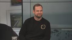 Čím víc peněz týmu v USA přinesete, tím lepší vůz dostanete, říká jezdec NASCAR