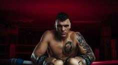 Pár vteřin od titulu. Boxer Ducár poslal soupeře na zem, přesto prohrál