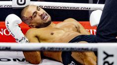 Kickboxerská legenda na kolenou. Soupeř mu uštědřil nečekaný knokaut