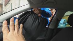 Skupinka mladíků měla obrat řidičku o stovky tisíc korun. Policie je hledá