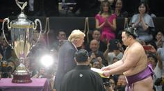 Trump s Melanií vyrazil na sumo, předal pohár! Něco tu ale nehrálo