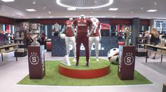 Sparta jde ve stopách světových klubů. Otevřela nový fanshop na letišti