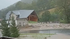 Situace v Jeseníku je kritická. Voda ve městě boří domy