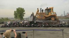 Bláznivý nápad posvěcený starostou. Buldozer rozdrtil 100 motorek a čtyřkolek