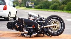 Motorkář (†20) zemřel při nehodě na jihu Čech. Ve vysoké rychlosti narazil do stromu