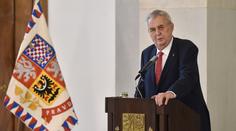 Senátoři hrozí Zemanovi: Buď odvolá Babiše, nebo ho zažalují