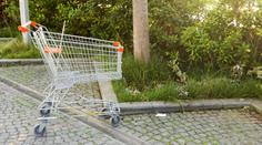 Kladno trápí ukradené nákupní vozíky. Supermarket zavedl speciální opatření