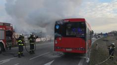 Autobus MHD začal najednou hořet, v plamenech byl už podruhé