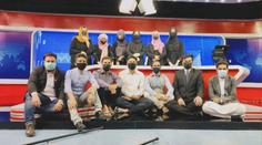 Afghánské moderátorky musí ve vysílání zakrývat tvář. Muži se solidárně přidali