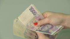 Na důstojnou mzdu nedosáhne většina Čechů. Přivydělávají si další prací