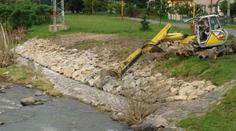 Muž si chtěl užít vodní radovánky ve Svratce. Z koryta řeky ho vytahoval bagr