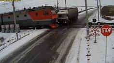Děsivá nehoda: Kamion sešrotovaly dva vlaky! VIDEO