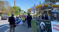Na střeše benzínky Shell se usadili aktivisté. Desítka lidí blokovala vjezd