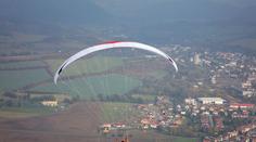 Paraglidistka na Plzeňsku uvízla v drátech vysokého napětí!