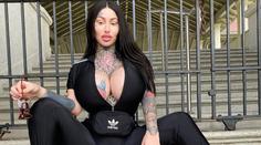 "Už si nepřipadám jako člověk!" Žena tvrdí, že ji z letadla vyhodili kvůli velkému poprsí
