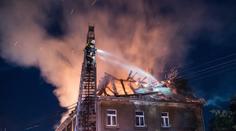 GALERIE: Velký požár střechy v Jiříkově hasili ze žebříku i plošiny