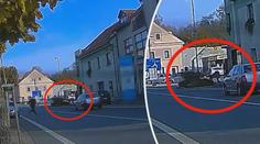 Pes na Rychnovsku zuřivě útočil na hocha, policie zveřejnila drsné video