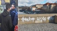 Tihle grázlové posprejovali Karlův most. Hledá je policie! VIDEO