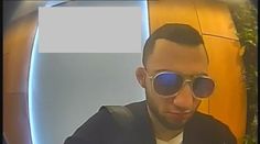 Z bankomatu vybral 150 tisíc, peníze ale nebyly jeho. Muže nyní hledá policie