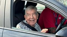 Stoletý senior už nesmí řídit. Přesto znovu usedl za volant, odmítl se vzdát svého snu