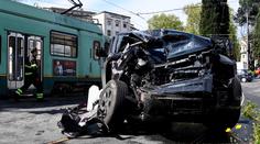 Auto italského fotbalisty smetla tramvaj. Opora Lazia i s dcerami je v nemocnici