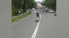 Muž naložil opilou partnerku na káru a vezl ji po silnici. Blokovali dopravu