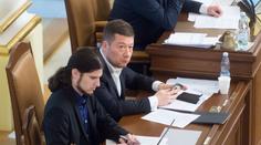 Druhý pokus: Poslanci chtějí z čela Sněmovny odvolat Okamuru