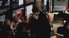 Takhle se Brahim Abdeslam odpálil v Paříži. Záběry z kamery