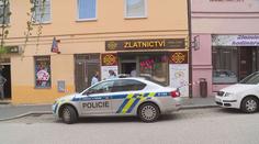 Zloděj v Přelouči vykradl zlatnictví! Prodavačka nechápe, jak to udělal