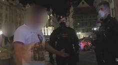 Muž zaparkoval auto pod pražským orlojem, pak se chtěl prát s policisty