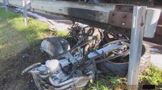 Řidička srazila motorkáře. Skončil v poli, motorka v plamenech