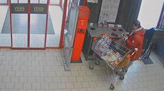 VIDEO: Hlavně nenápadně. Žena si z Penny Marketu odnesla i cizí peněženku