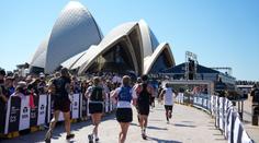 Mezinárodní trapas pro australský maraton. Na medaili je stadion Bayernu