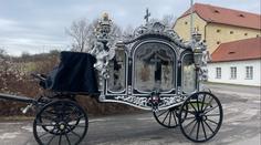 Rodina se rozloučila s Olgou Kočkovou. Kočár s koňmi odvezl její rakev na hřbitov