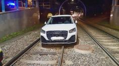 V Praze vjíždí auta do tunelu po kolejích. Vedla mě tam navigace, řekla řidička