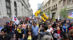 Demonstraci proti vládě rozehnalo zemětřesení