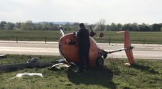 Pilot vírníku havaroval přímo na dálnici. Měl štěstí, že přežil. VIDEO