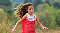 HRDINKA! Dívenka se vrhla pod kola auta, aby zachránila sestřičky