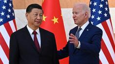 Čína chce působit drsně, do války na Ukrajině ale nezasáhne, prohlásil Biden