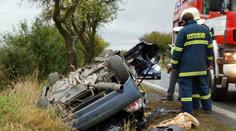 Při nehodě u Dymokur zemřel řidič peugeotu, jeho žena je těžce zraněna